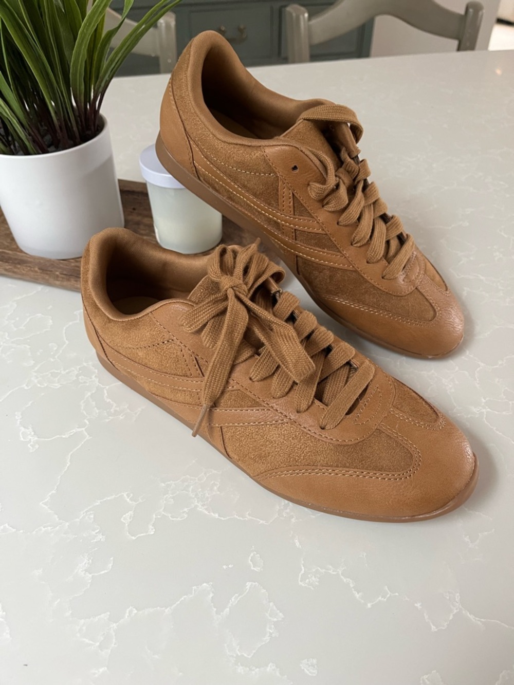 Women’s casual brown sneakers
Never worn!! New condition!